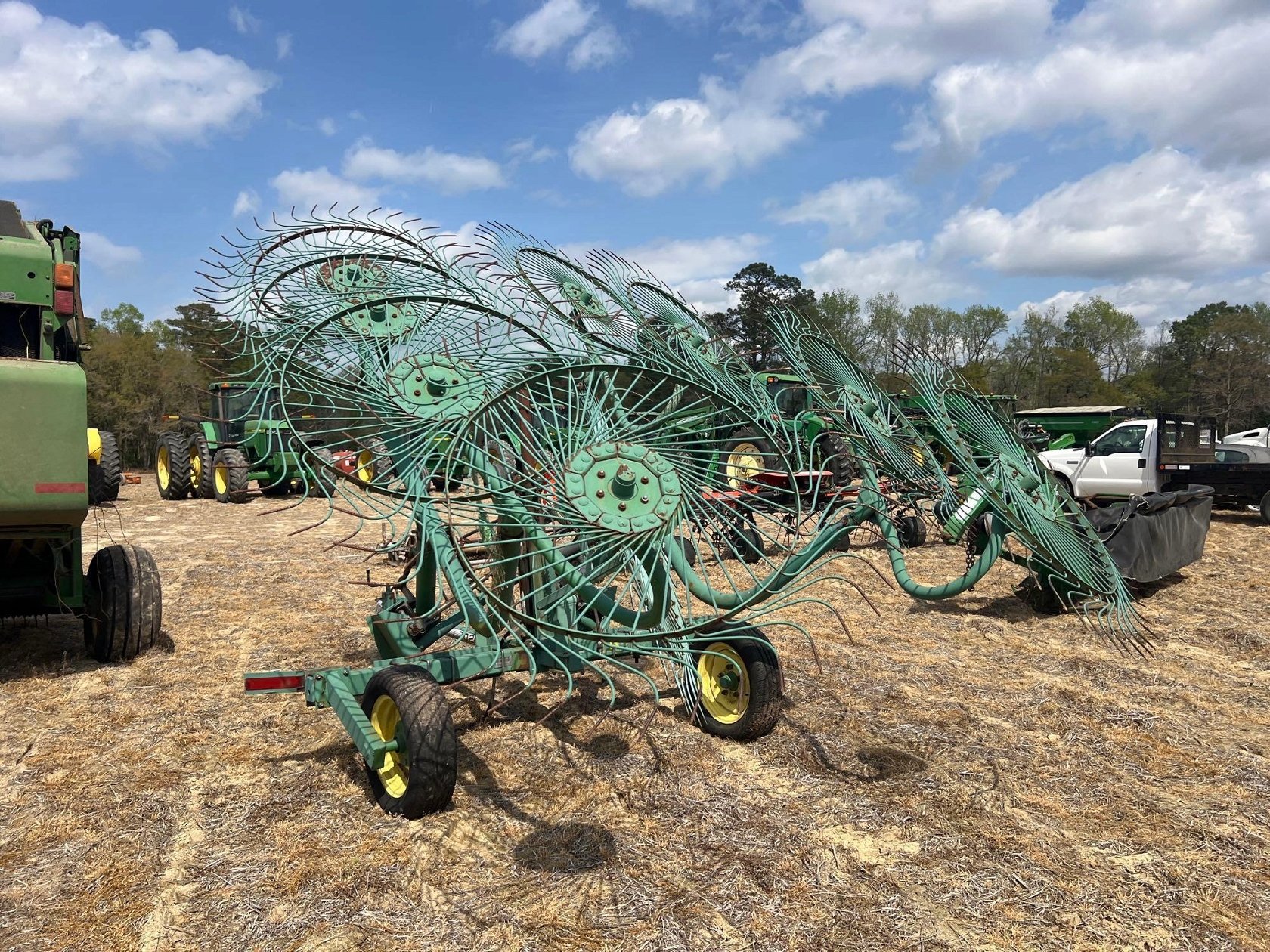 JOHN DEERE 702 - 8 WHEEL V-RAKE